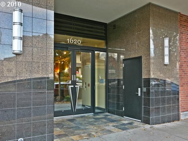 Property Photo: 1620 NE Broadway St 536 OR 97232