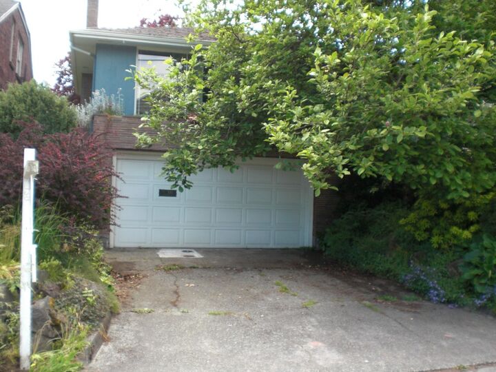 Property Photo: 941 10th Ave E WA 98102