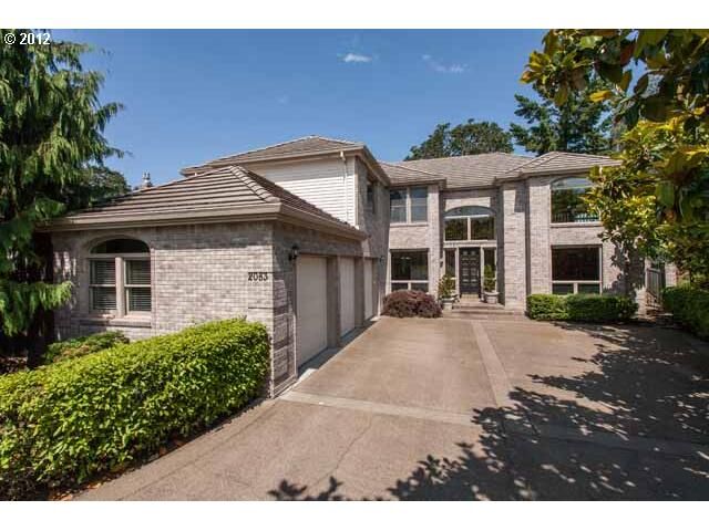 Property Photo: 2083 Wellington Dr OR 97068