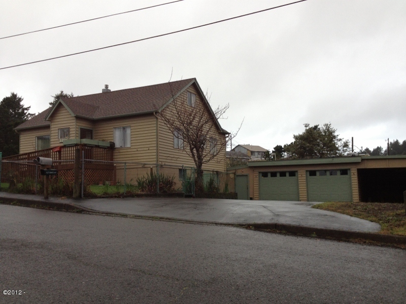 Property Photo: 2209 NE 29th Street OR 97367