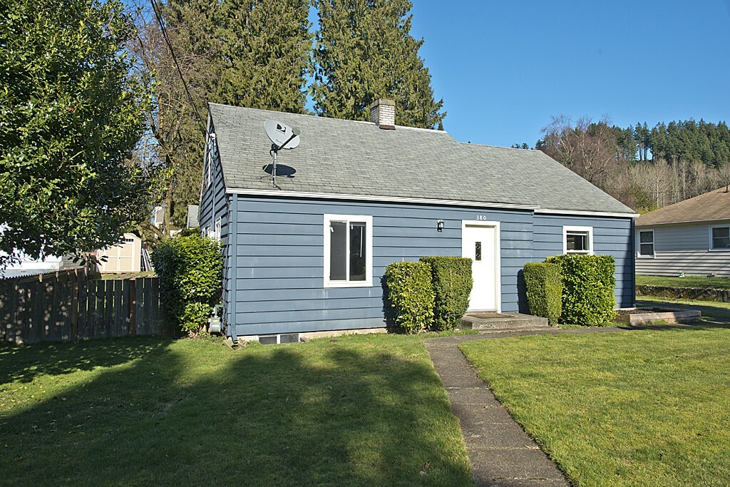 Property Photo:  380 NE Alder St  WA 98027 