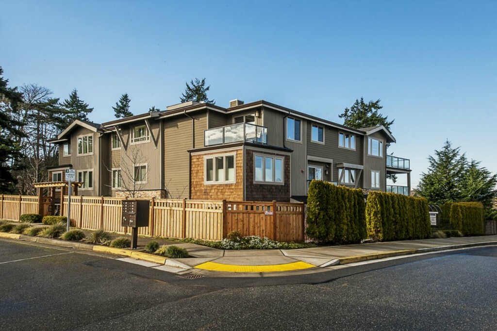 Property Photo: 316 Walnut Ave 2B WA 98020