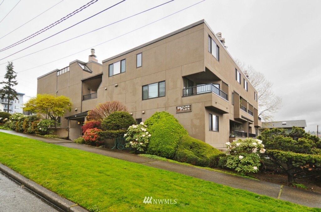 Property Photo:  920 5th  Avenue N 12  WA 98109 