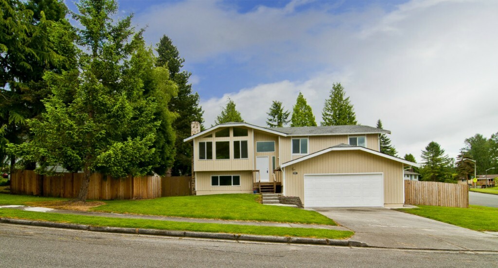 Property Photo:  3103 SE 17 Ct  WA 98058 