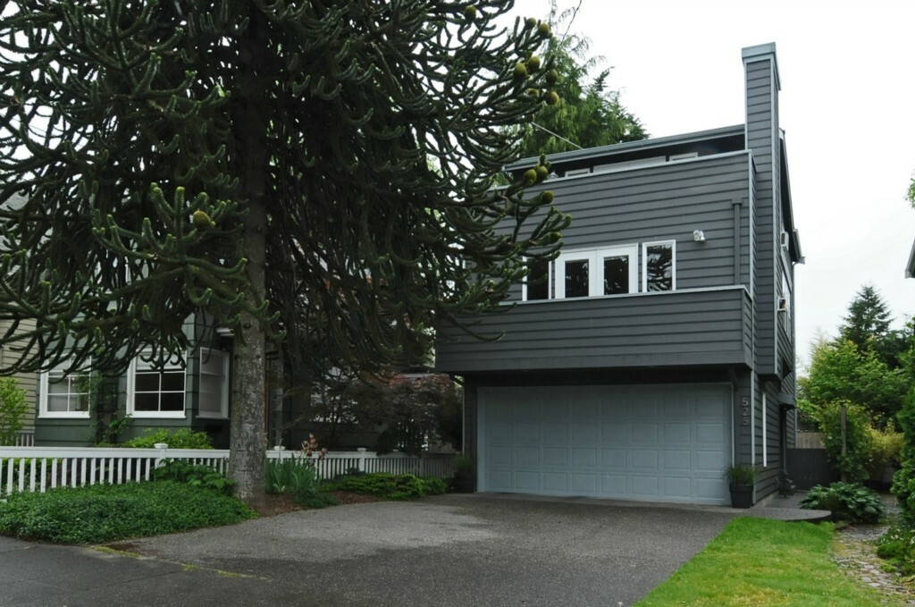 Property Photo:  525 NE 83rd St  WA 98115 