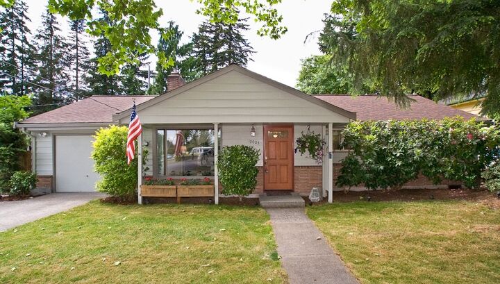 19003 Meridian Ave N  Shoreline WA 98133 photo