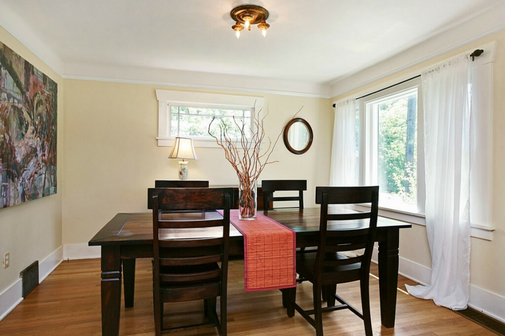 Property Photo:  818 S Orcas St  WA 98108 