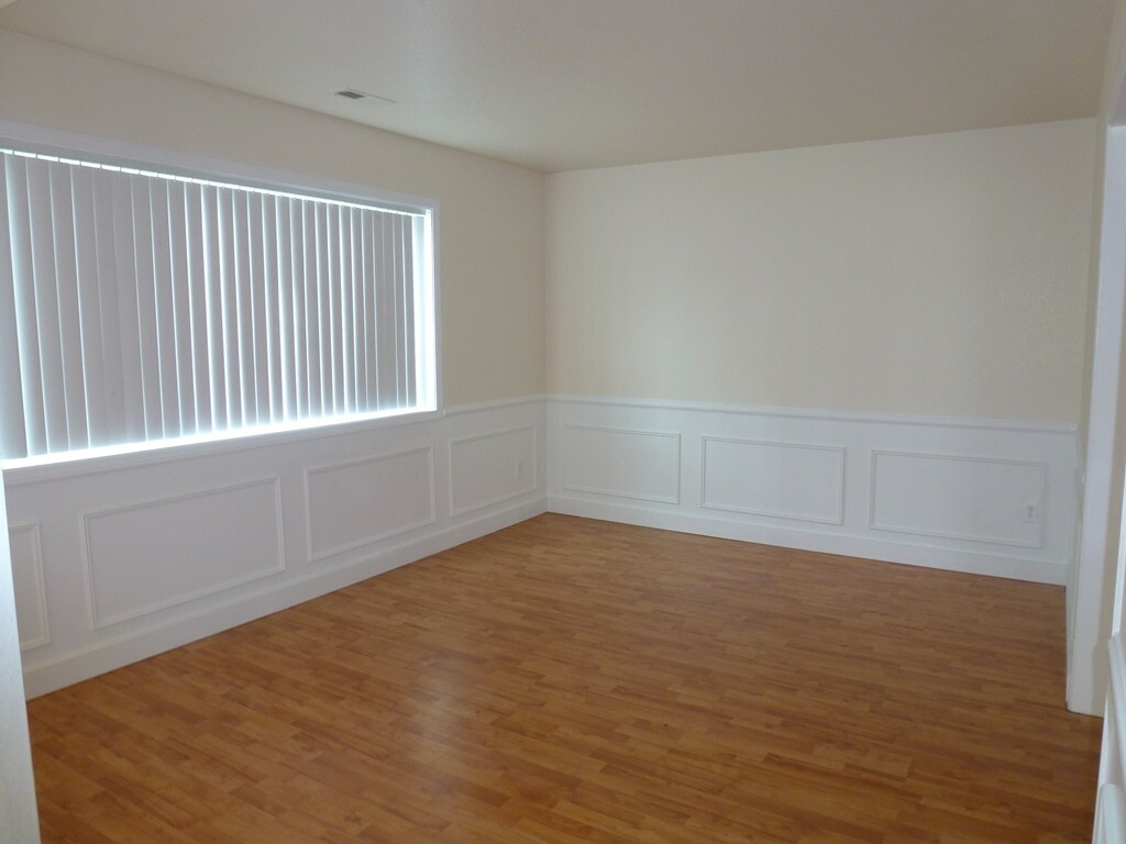 Property Photo: 928 3rd Ave N WA 98032