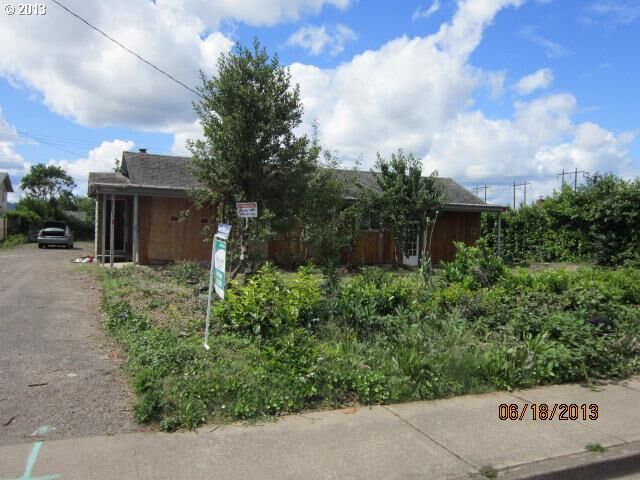 Property Photo: 4060 Marshall Ave OR 97402