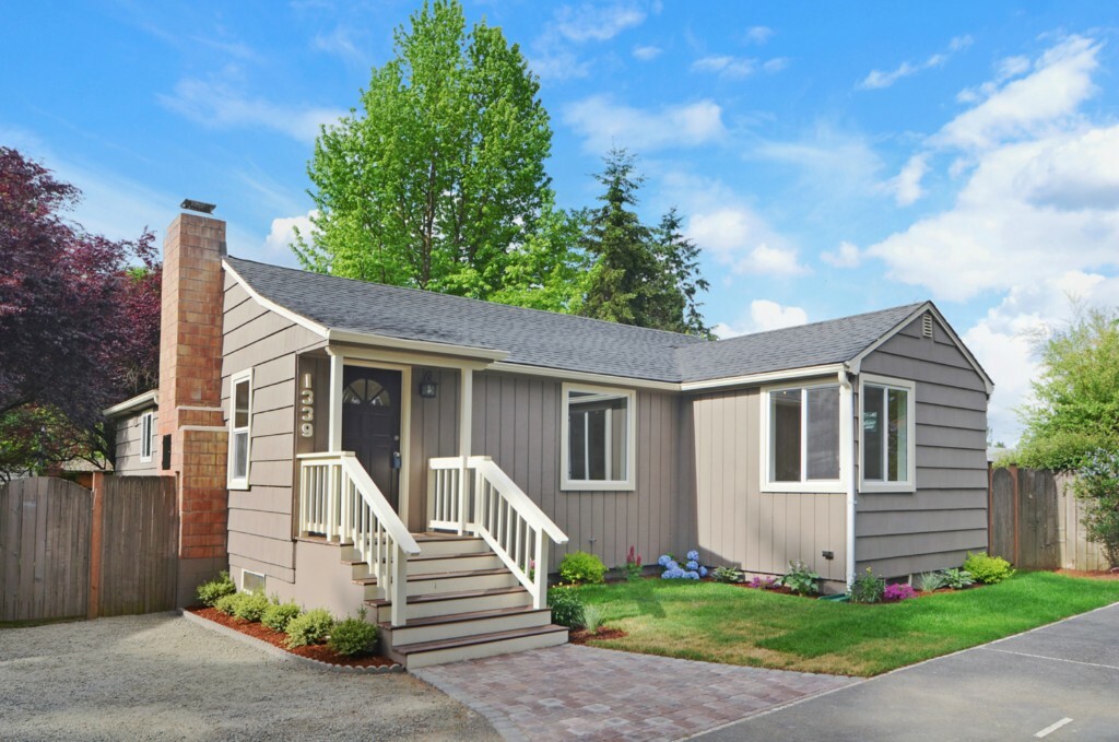 Property Photo:  1339 N 167th St  WA 98133 