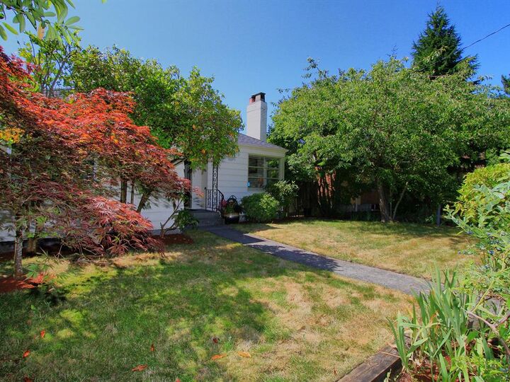 Property Photo:  9037 Phinney Ave N  WA 98103 