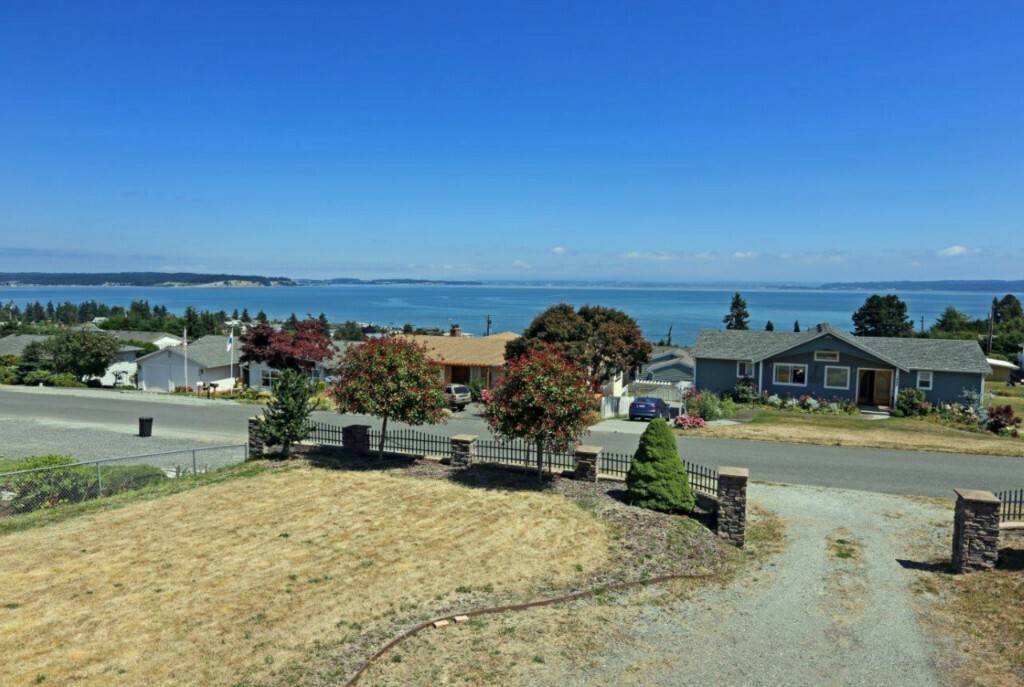 Property Photo: 1492 Carol St WA 98282