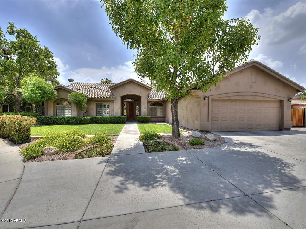 Property Photo:  617 E Desert Park Lane  AZ 85020 