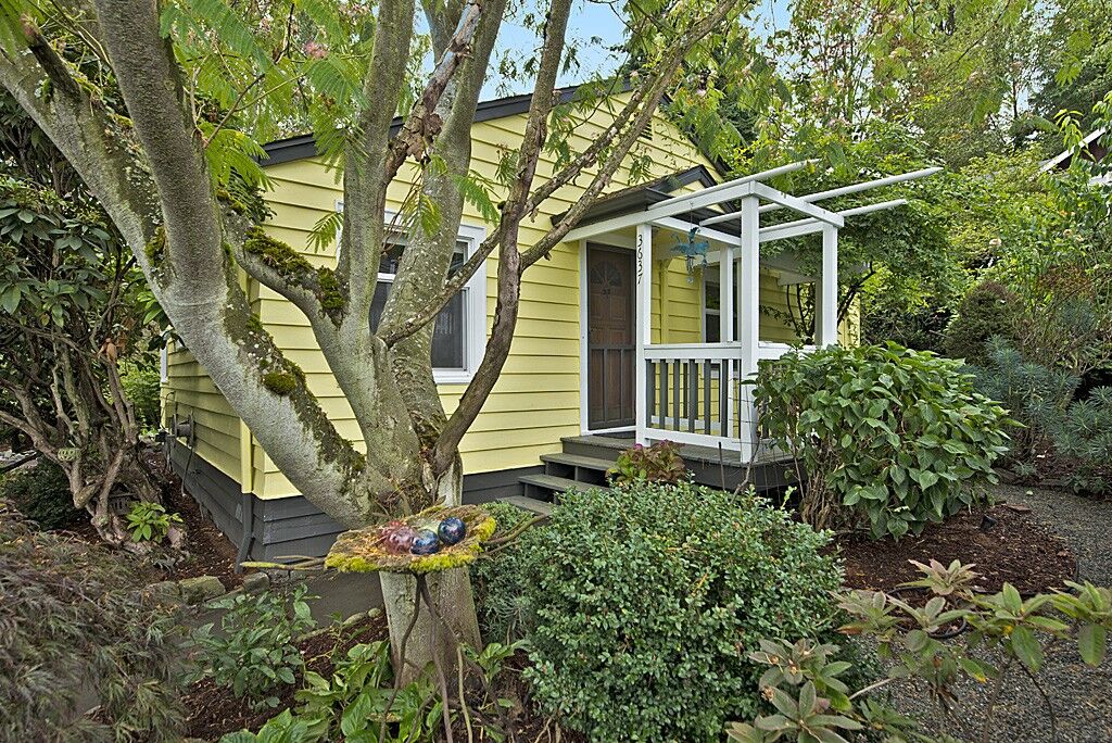 Property Photo: 3637 23rd Ave W WA 98199