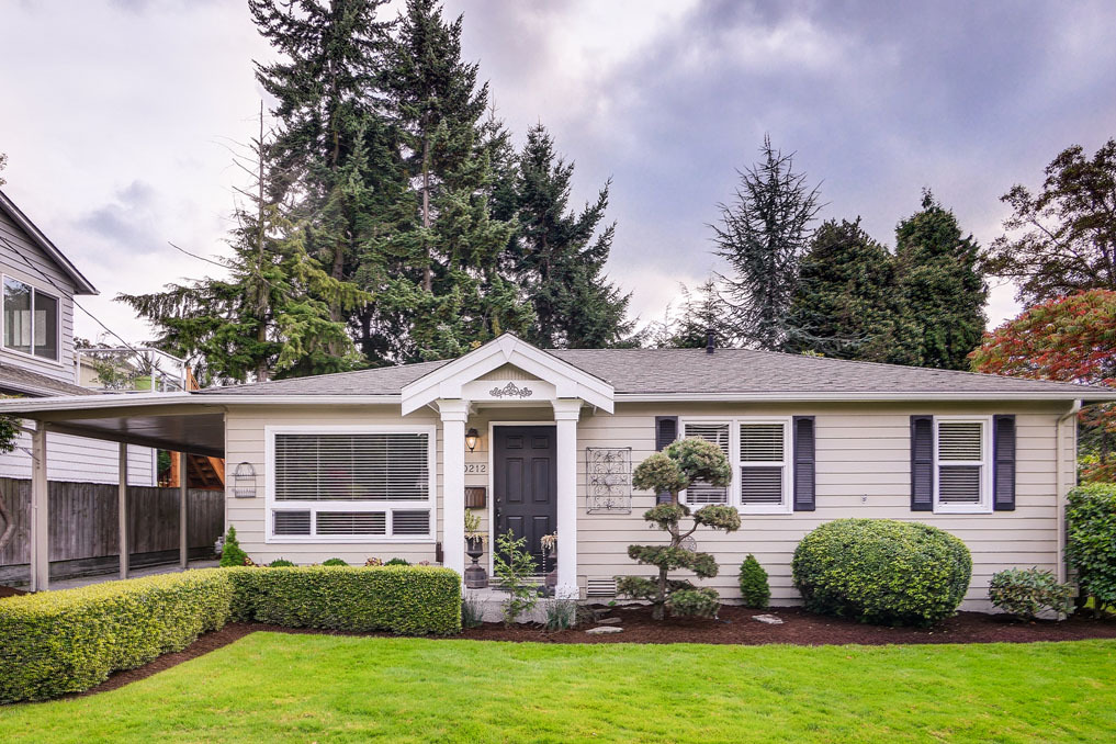 Property Photo:  10212 NE 65th St  WA 98033 