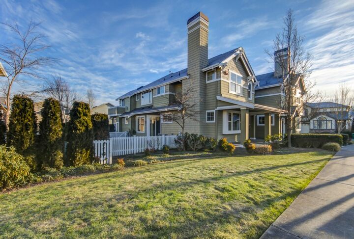 Property Photo: 18936 NE 67th Way 104 WA 98052