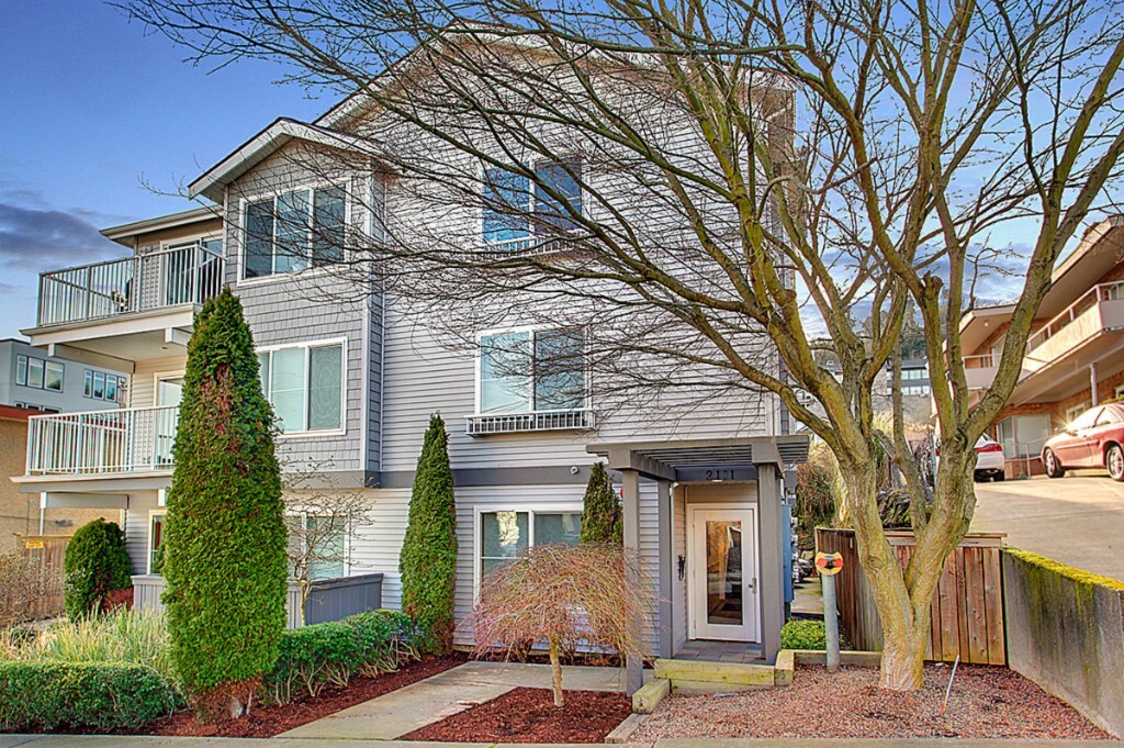 Property Photo: 2111 Waverly Place N 201 WA 98109