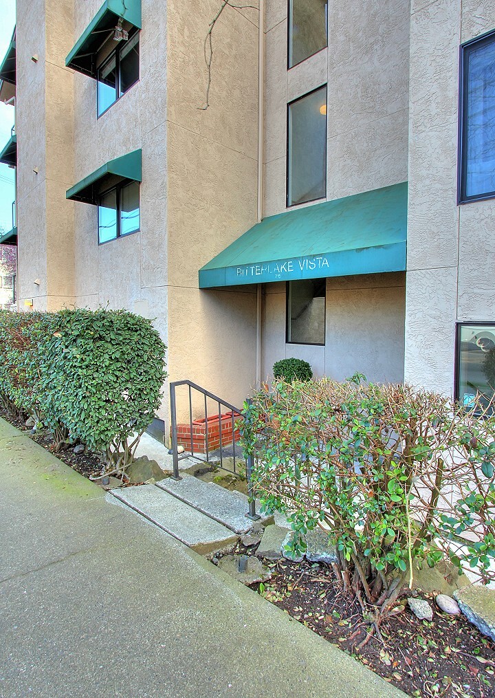 Property Photo: 715 N 130th St A402 WA 98133