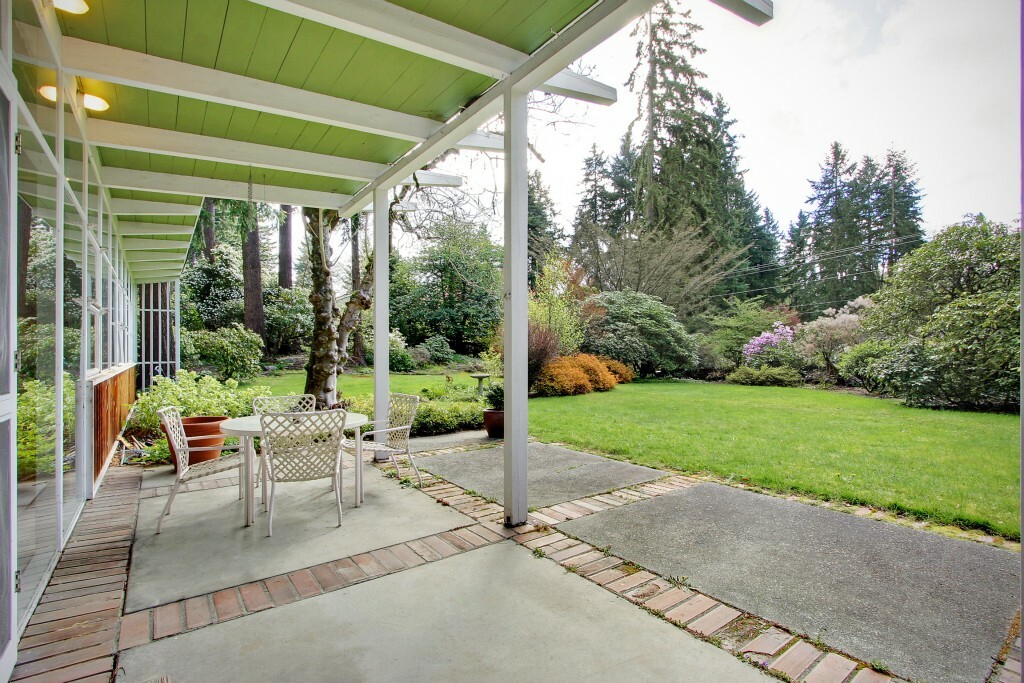 Property Photo: 10404 SE 23rd St WA 98004