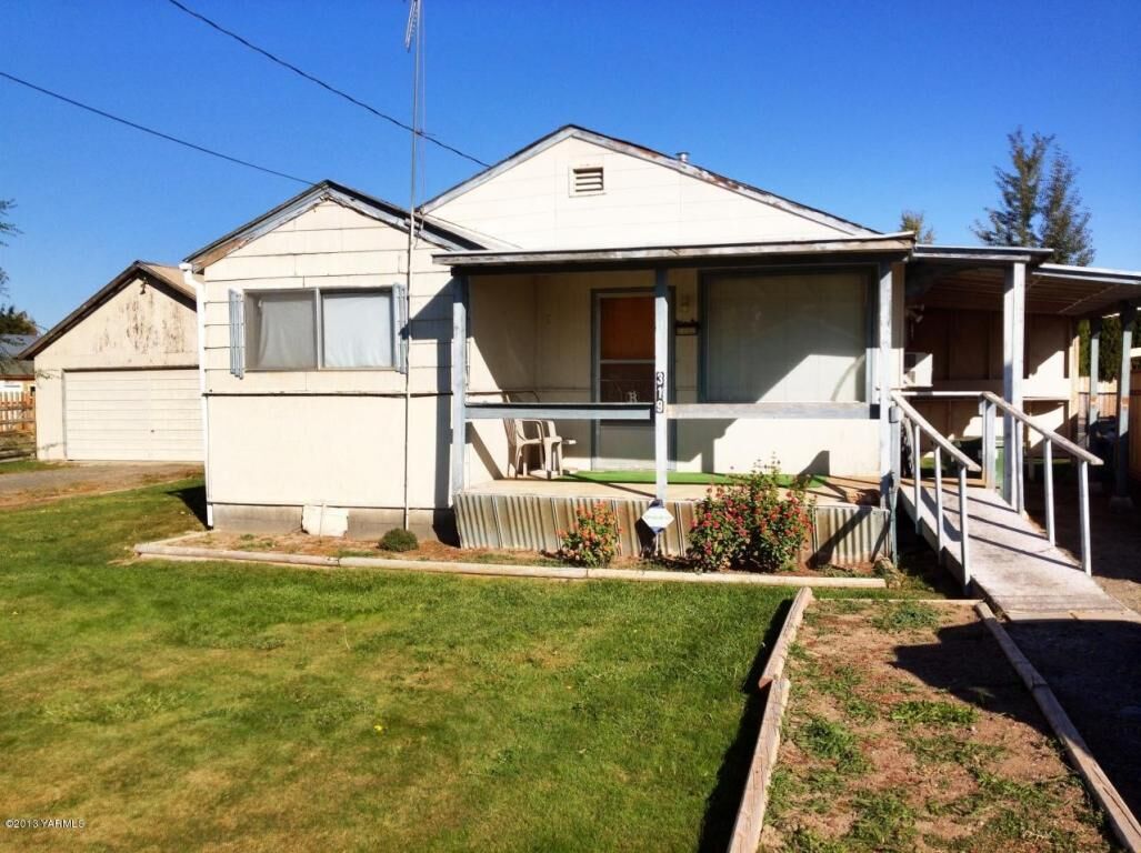 Property Photo: 319 S Holly Dr WA 98936