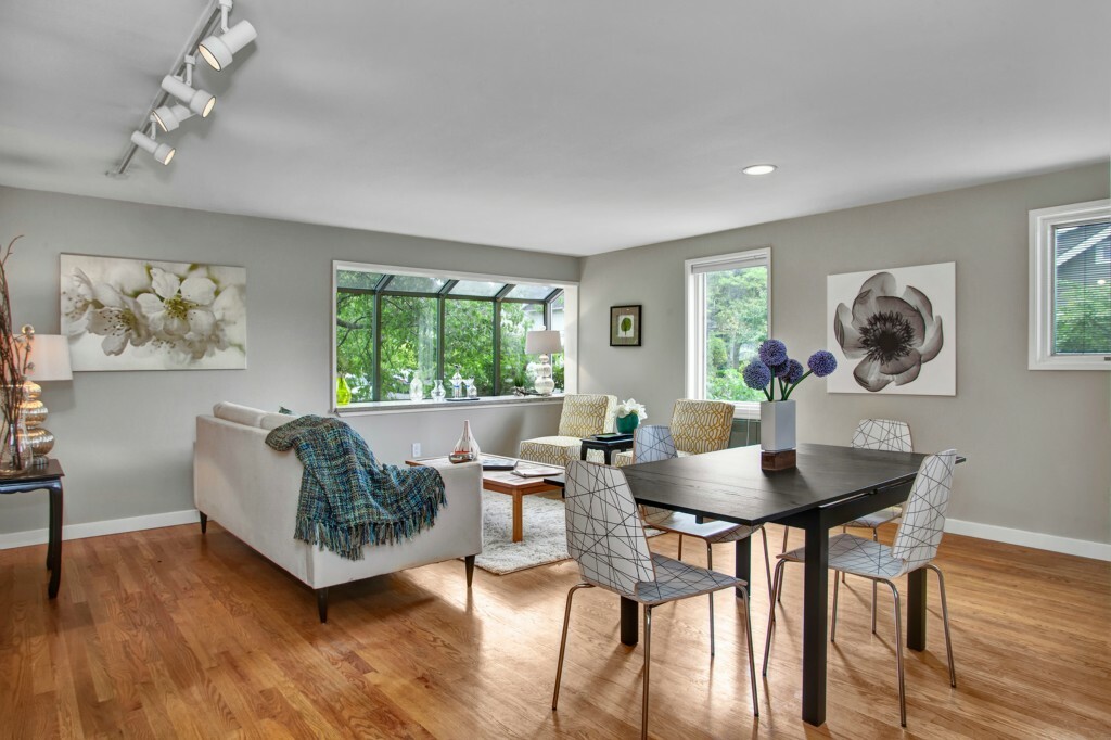 Property Photo: 2101 Nob Hill Ave N 1B WA 98109