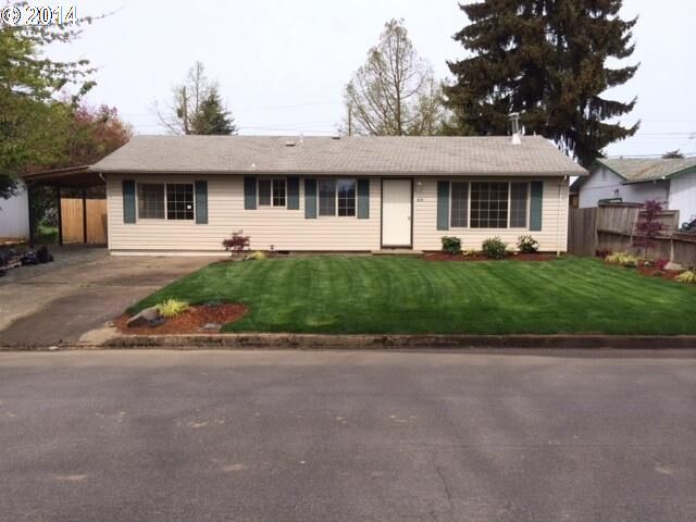 Property Photo: 879 Skipper Ave OR 97404