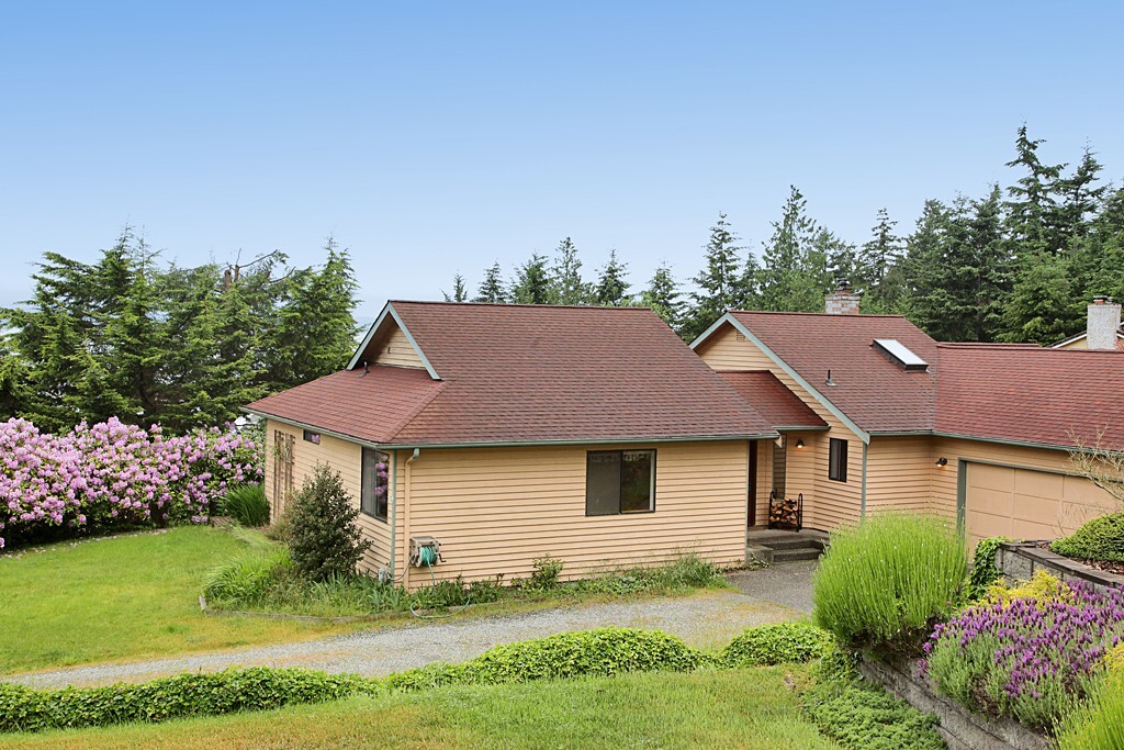 Property Photo: 1403 Manor Wy WA 98249