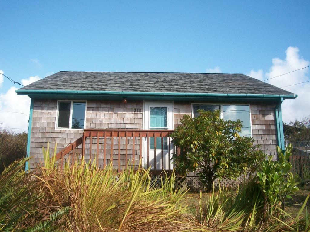 Property Photo:  228 SE Reef Avenue  OR 97367 