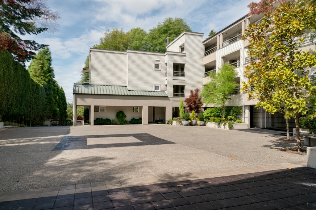 Property Photo:  501 Kirkland Ave 204  WA 98033 