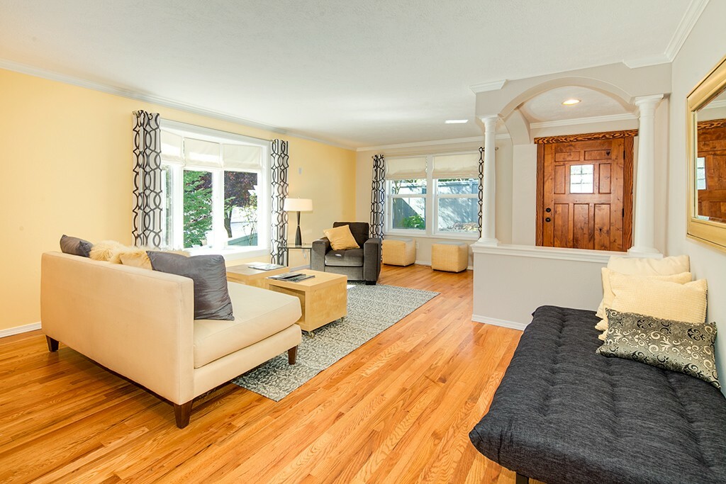 Property Photo: 2220 E Aloha St WA 98112