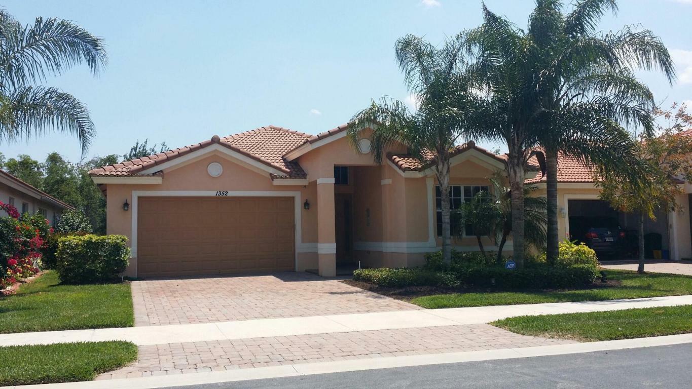Property Photo: 1352 SE Fleming Way FL 34997