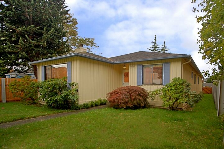 10527 Interlake Ave N  Seattle WA 98133 photo