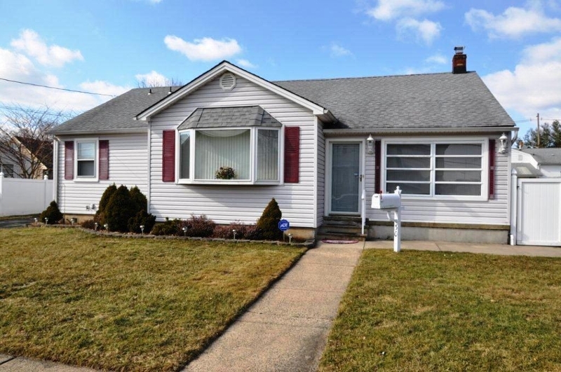 Property Photo:  30 S 4th Ave  NJ 08835 