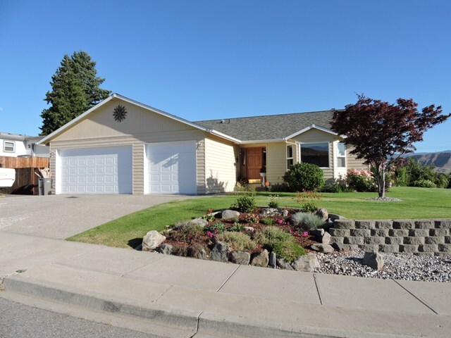 Property Photo: 1020 Harrison Court WA 98802