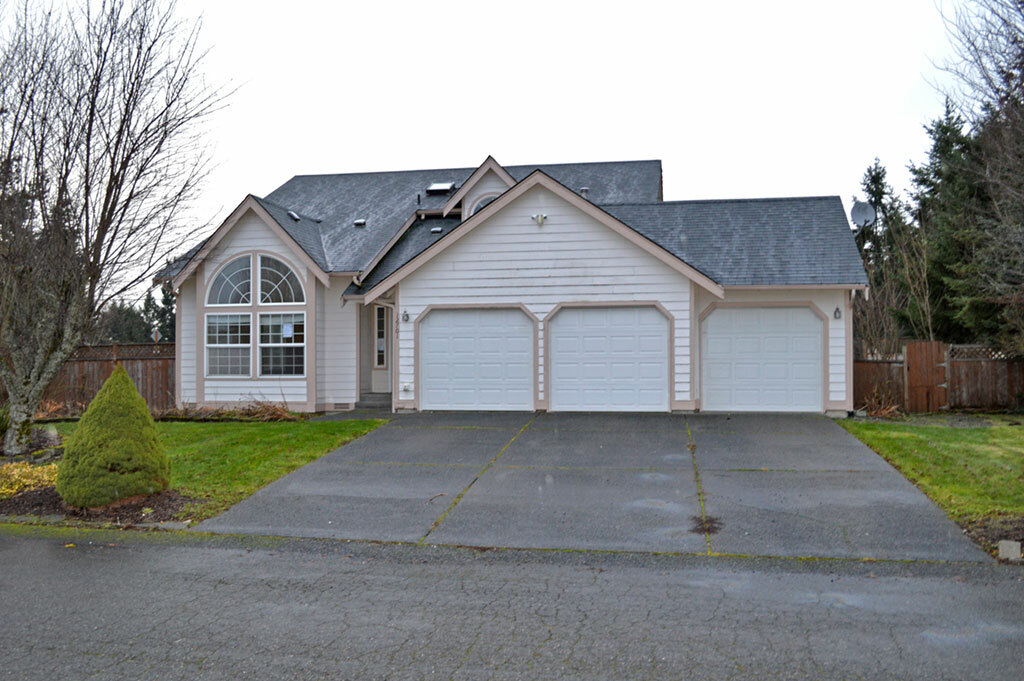 Property Photo:  12701 224th St Ct E  WA 98338 