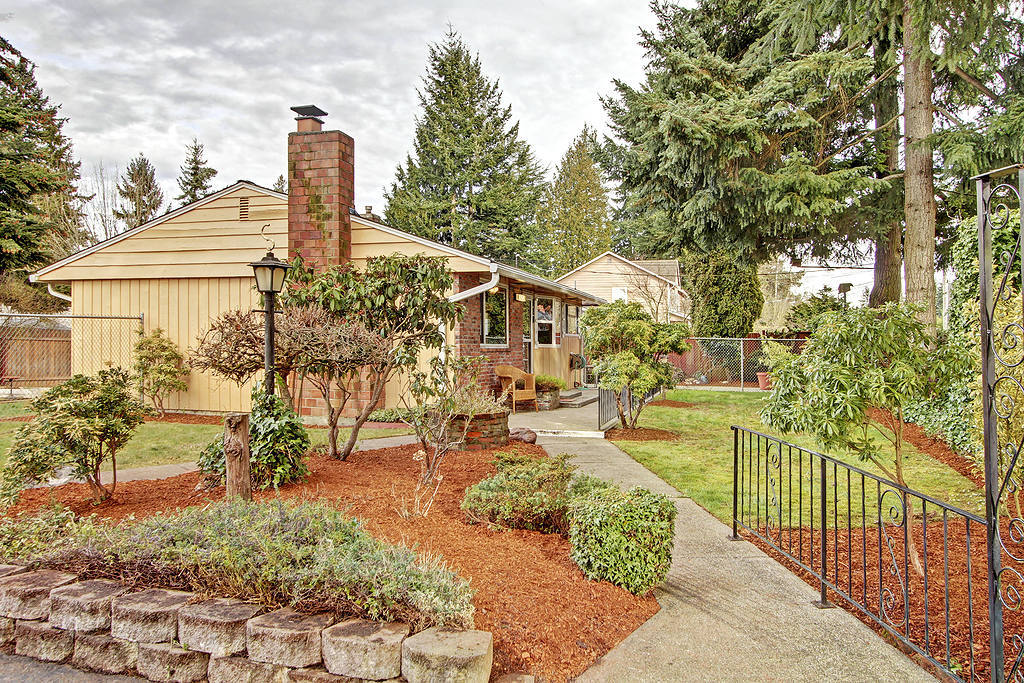 Property Photo: 520 N 200th St WA 98133