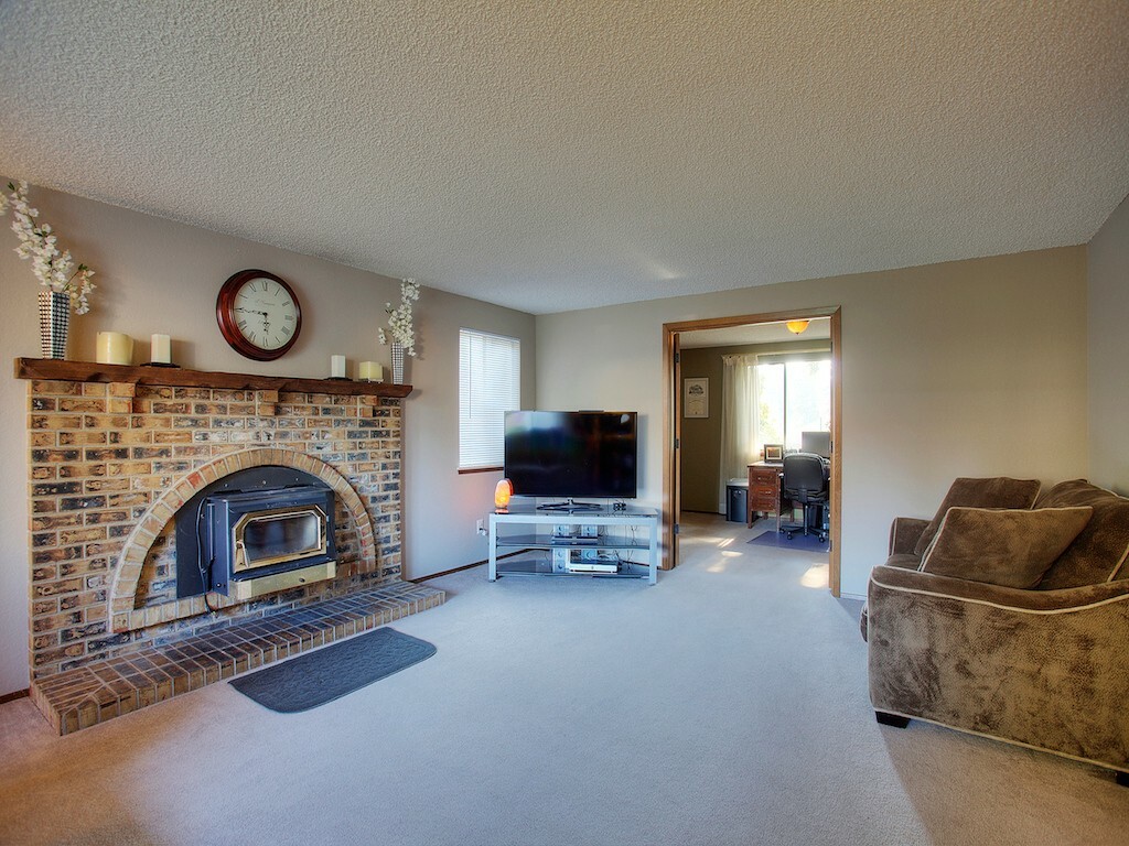 Property Photo:  1220 Coral Dr  WA 98466 