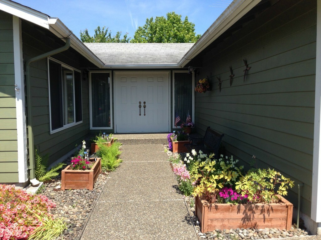 Property Photo:  106 Villa Rd  WA 98626 