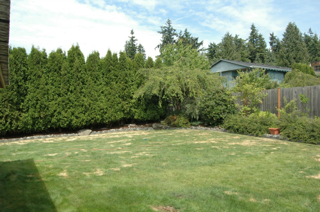 Property Photo:  1015 8th Ave S  WA 98020 