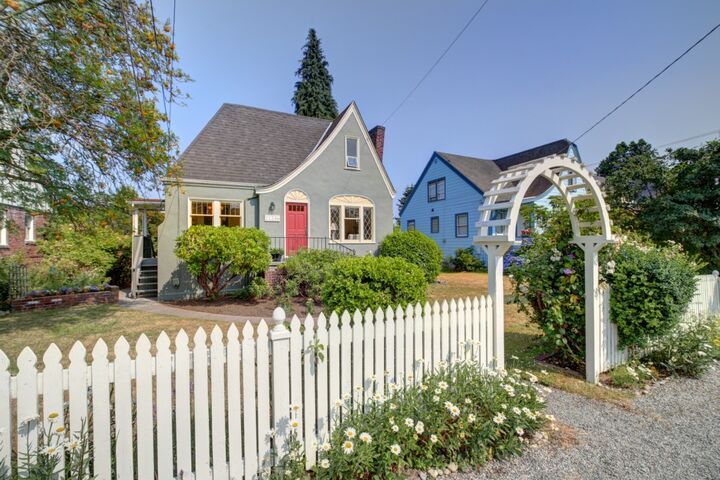 Property Photo:  11246 Phinney Ave N  WA 98133 