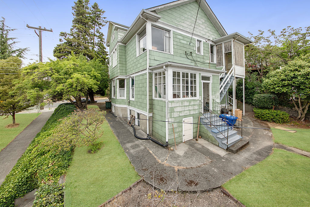 Property Photo:  1803 S Weller St  WA 98144 