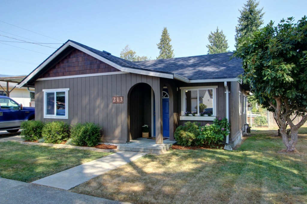 Property Photo:  213 Reed St  WA 98284 