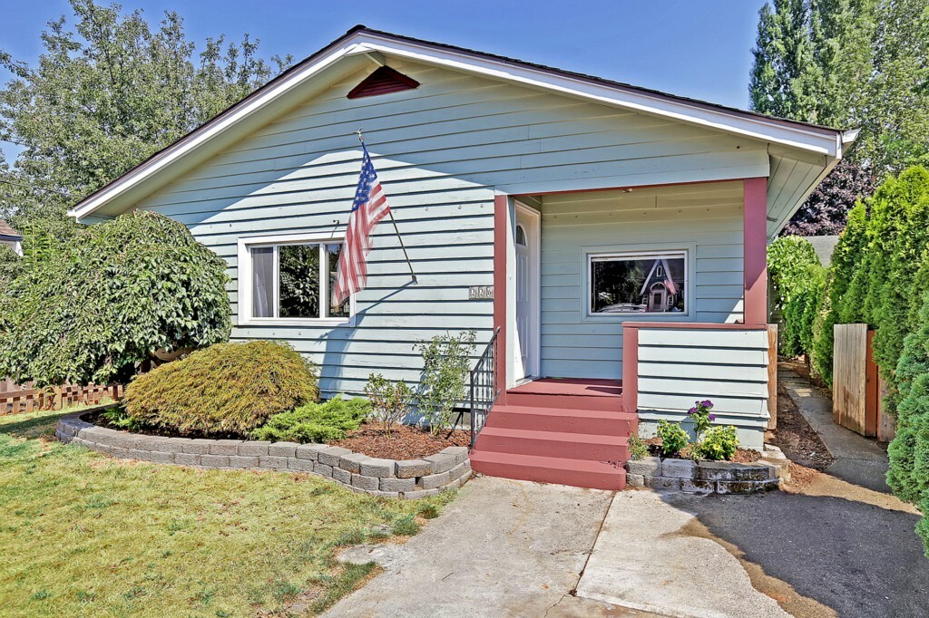 Property Photo:  226 Garden Ave N  WA 98057 