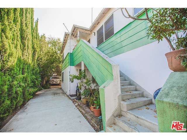 Property Photo: 118 N Beachwood Dr CA 91506