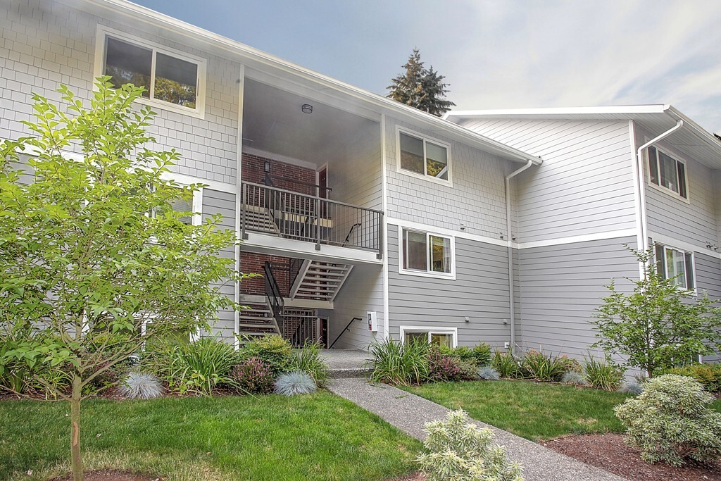 Property Photo: 15214 NE 8th St G-22 WA 98007
