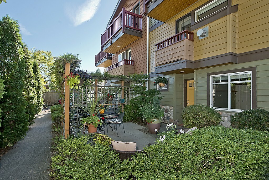 Property Photo:  1616 20th Ave C  WA 98122 