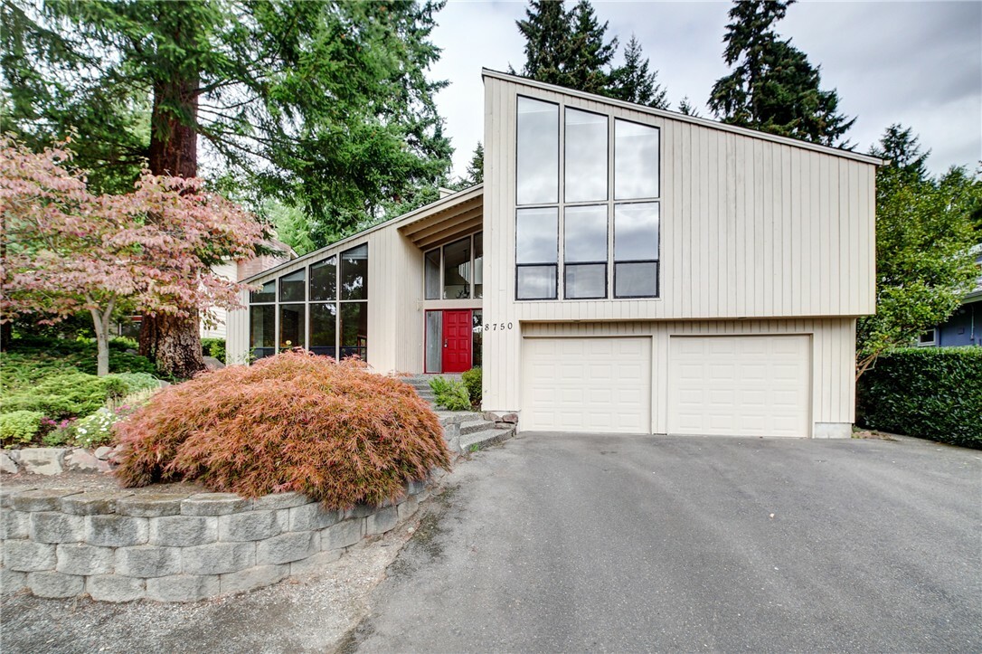 Property Photo:  8750 Island Heights Lane  WA 98040 