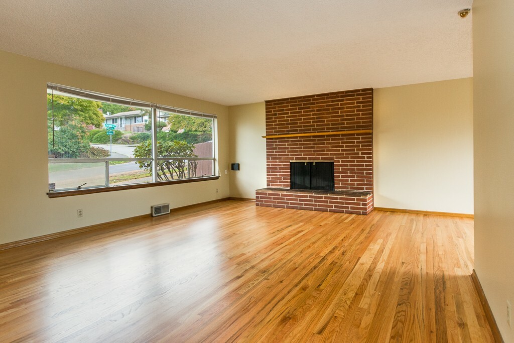 Property Photo:  5151 S Kenyon St  WA 98118 