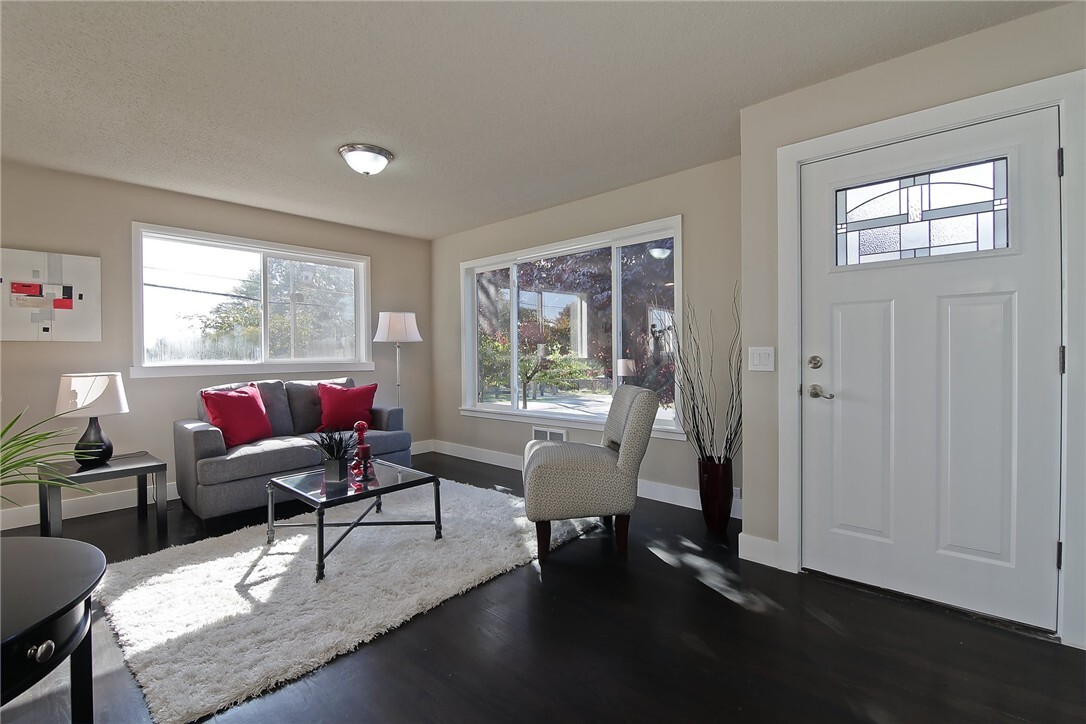 Property Photo: 12462 2nd Place SW WA 98168