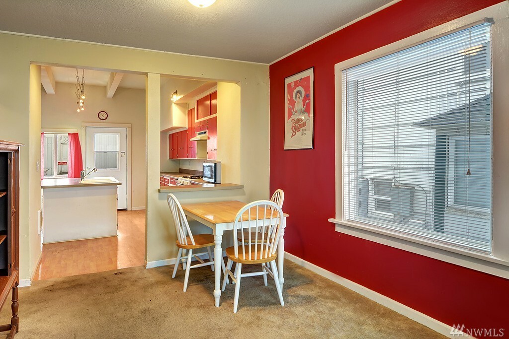 Property Photo:  3215 Hoyt Ave  WA 98201 